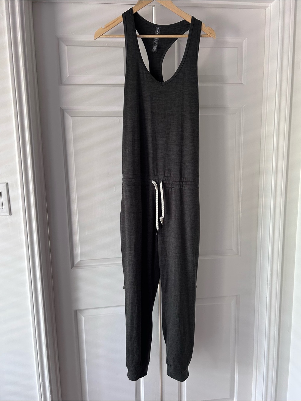 Vuori Lux Jumpsuit Charcoal Heather Racerback Jogger Romper Size Large - Picture 2 of 9